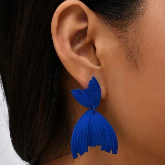 💙 Awesome Large Abstract Fish Tail Fins Cobalt Stud Earrings 💙 - Picture 2 of 3